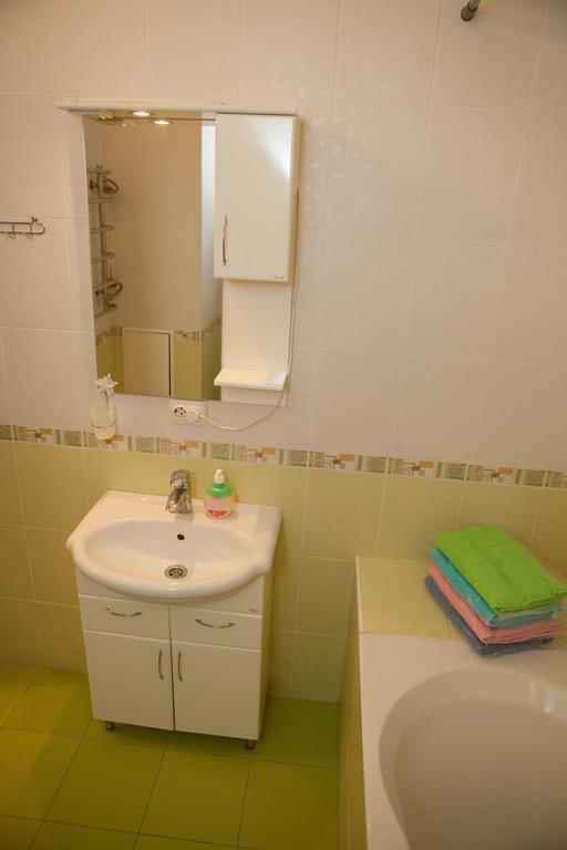 Apartment In 2 Min From Poznyaky Metro Station Kiev Exterior foto