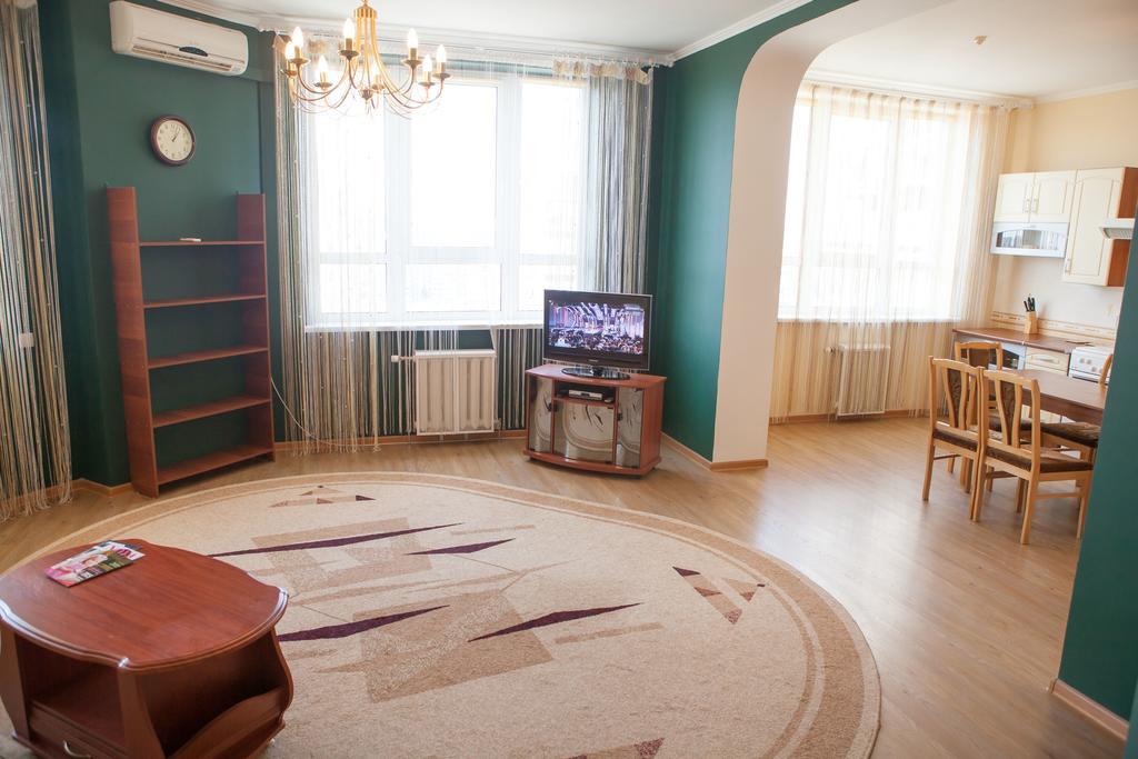 Apartment In 2 Min From Poznyaky Metro Station Kiev Exterior foto